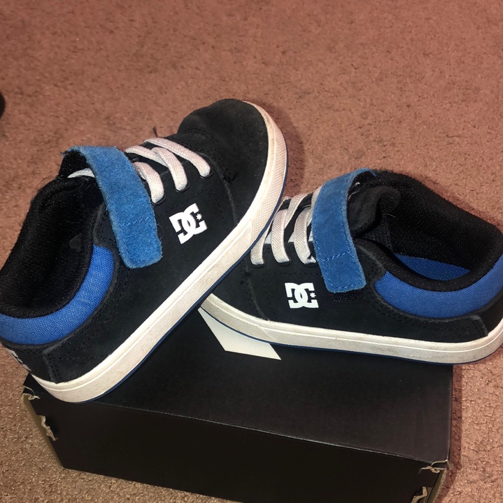 DC black and blue toddler boy size 8